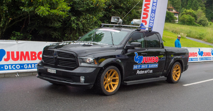 Schwarzer Jumbo-Pickup an der Tour de Suisse